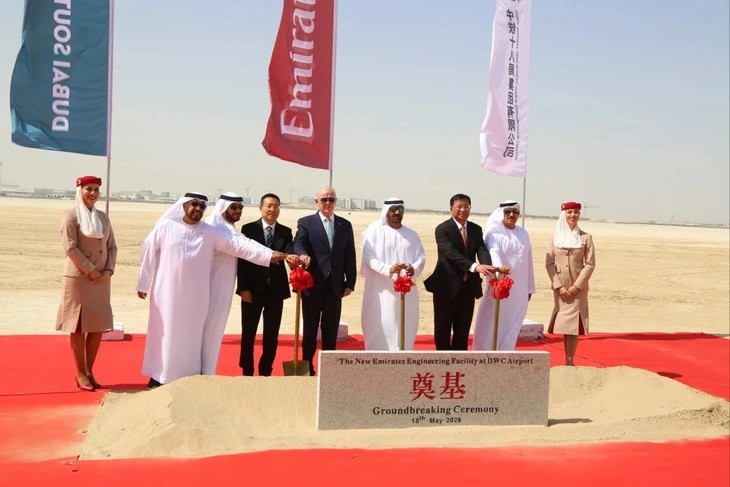 Lãnh đạo CRCC, Hãng hãng không Emirates cùng các khách mời tham dự lễ khởi công tổ hợp kỹ thuật và bảo dưỡng hàng không quy mô lớn tại Dubai - Ảnh: XINHUA Lãnh đạo CRCC, Hãng hãng không Emirates cùng các khách mời tham dự lễ khởi công tổ hợp kỹ thuật và bảo dưỡng hàng không quy mô lớn tại Dubai - Ảnh: XINHUA