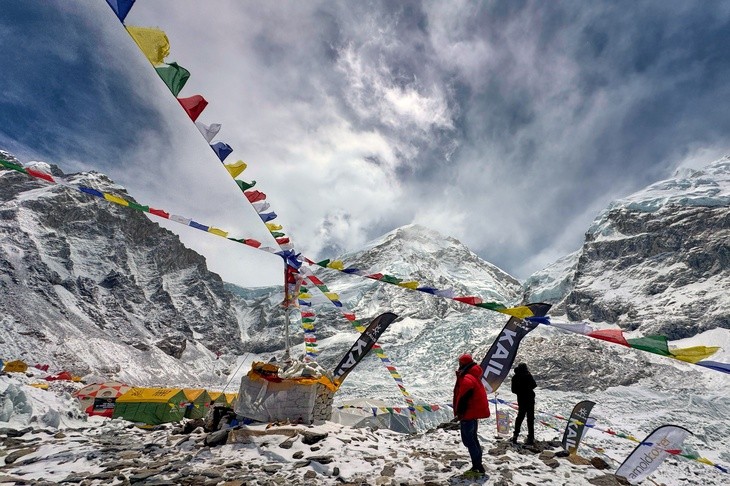 Các lều trại của hướng dẫn viên Sherpa và những nhà leo núi tại trại căn cứ núi Everest ở Nepal ngày 10-5 - Ảnh: AP Các lều trại của hướng dẫn viên Sherpa và những nhà leo núi tại trại căn cứ núi Everest ở Nepal ngày 10-5 - Ảnh: AP