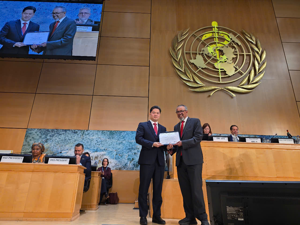 Ông Tedros Adhanom Ghebreyesusb- Tổng Giám đốc của WHO trao giải thưởng ghi nhận cho Bộ Y tế Việt Nam. Ông Tedros Adhanom Ghebreyesusb- Tổng Giám đốc của WHO trao giải thưởng ghi nhận cho Bộ Y tế Việt Nam.