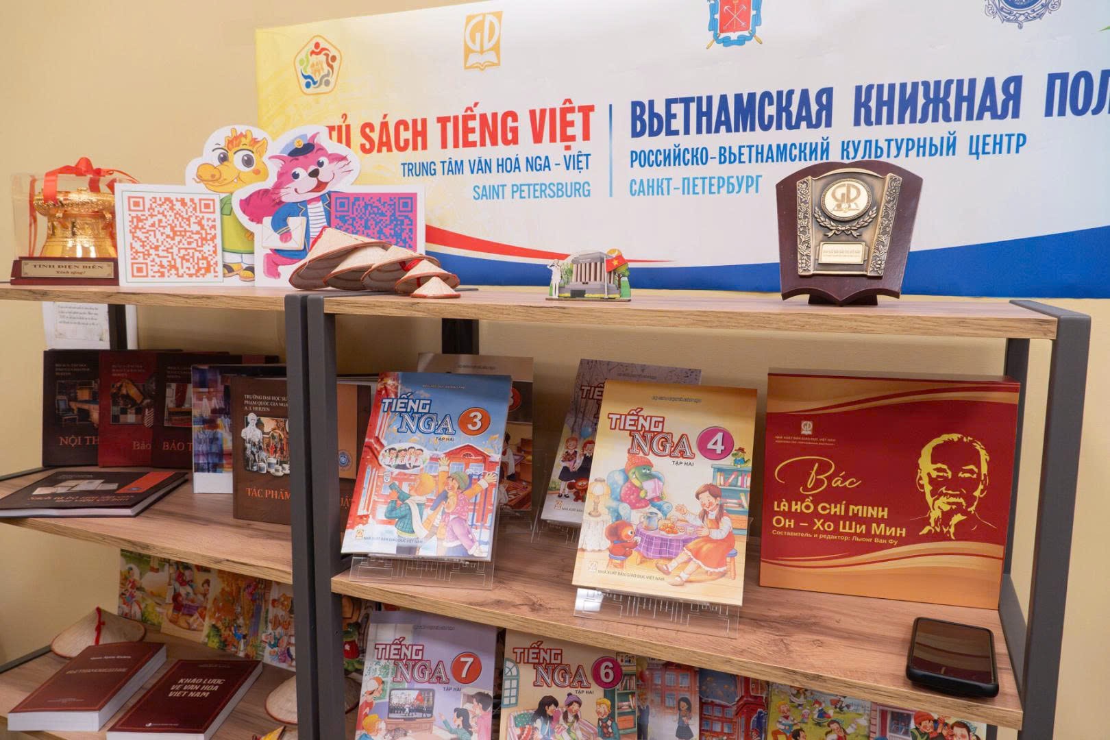 Ra mắt “Tủ sách tiếng Việt” tại Trung tâm Văn hoá Nga – Việt Ra mắt “Tủ sách tiếng Việt” tại Trung tâm Văn hoá Nga – Việt