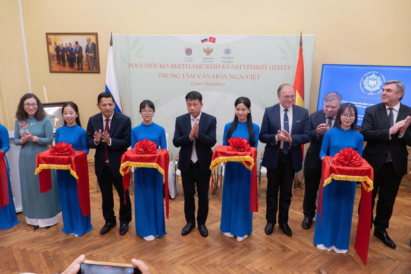 Ra mắt “Tủ sách tiếng Việt” tại Trung tâm Văn hoá Nga – Việt Ra mắt “Tủ sách tiếng Việt” tại Trung tâm Văn hoá Nga – Việt