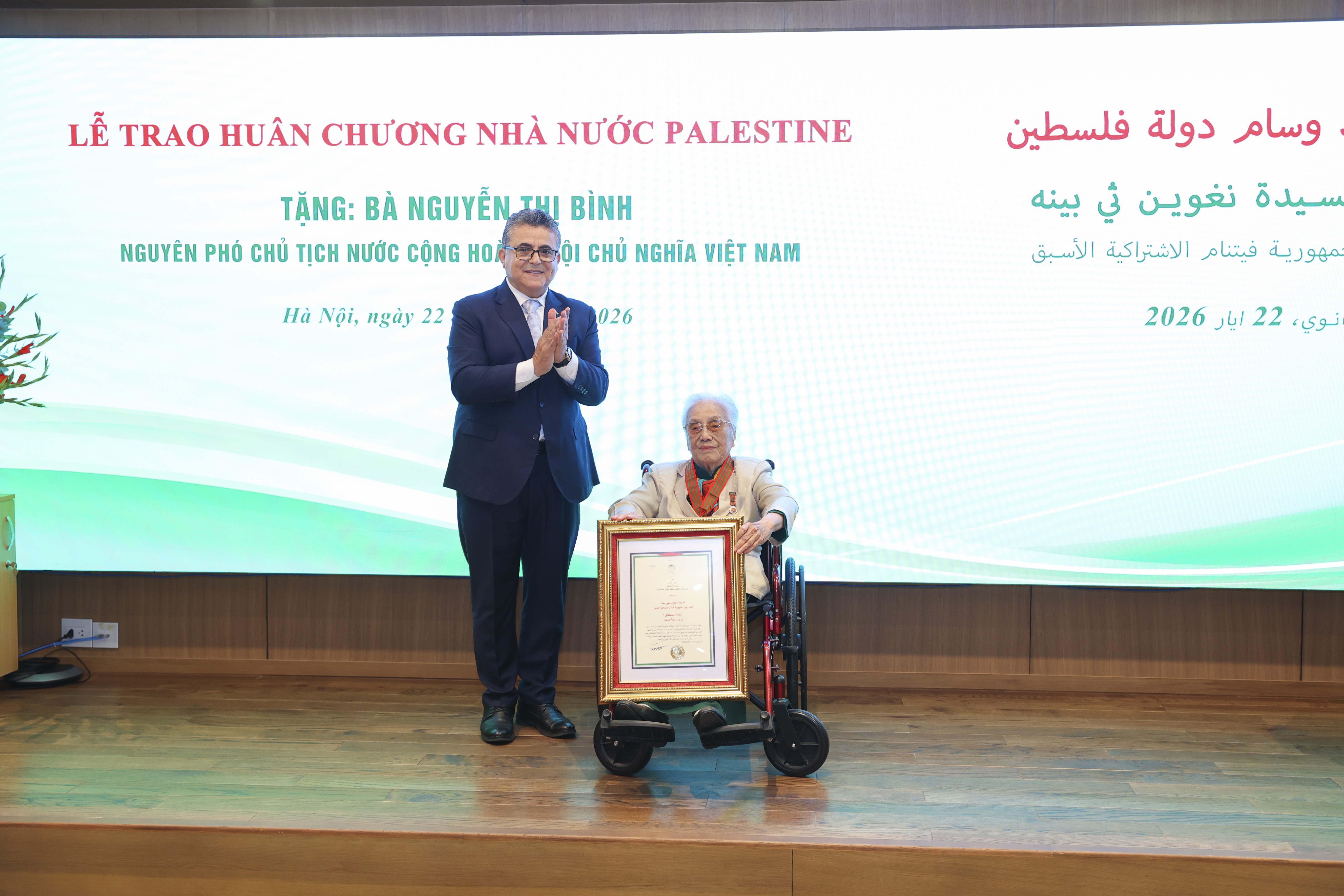 Nguyên Phó Chủ tịch nước Nguyễn Thị Bình nhận Huân chương Nhà nước Palestine