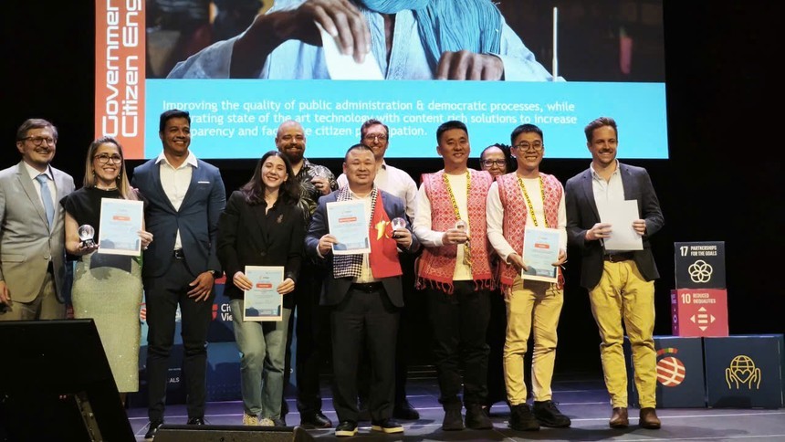 Đại diện MB, ông Chu Hải Công, Giám đốc Quan hệ công chúng MB (giữa), nhận Giải thưởng ở hạng mục Quản trị công và sự tham gia của công dân.