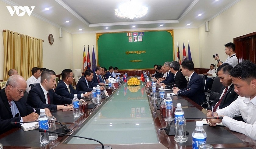 Ambassador Nguyen Minh Vu during a working session with leaders of Cambodia's Kratie province