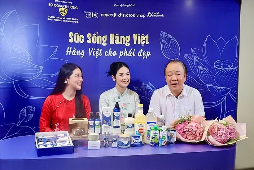 Director of the Agency for Domestic Market Management and Development Tran Huu Linh joins celebrities during the “Vitality of Vietnamese Goods” livestream session (Photo: gdnd)