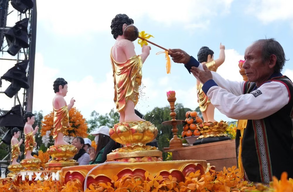 Một phật tử người dân tộc K’Ho từ xã Di Linh (Lâm Đồng) vượt gần 100km để tham dự lễ rước Phật đản sinh trong Đại lễ Phật đản 2026 đang diễn ra tại Đà Lạt. (Ảnh: TTXVN) Một phật tử người dân tộc K’Ho từ xã Di Linh (Lâm Đồng) vượt gần 100km để tham dự lễ rước Phật đản sinh trong Đại lễ Phật đản 2026 đang diễn ra tại Đà Lạt. (Ảnh: TTXVN)