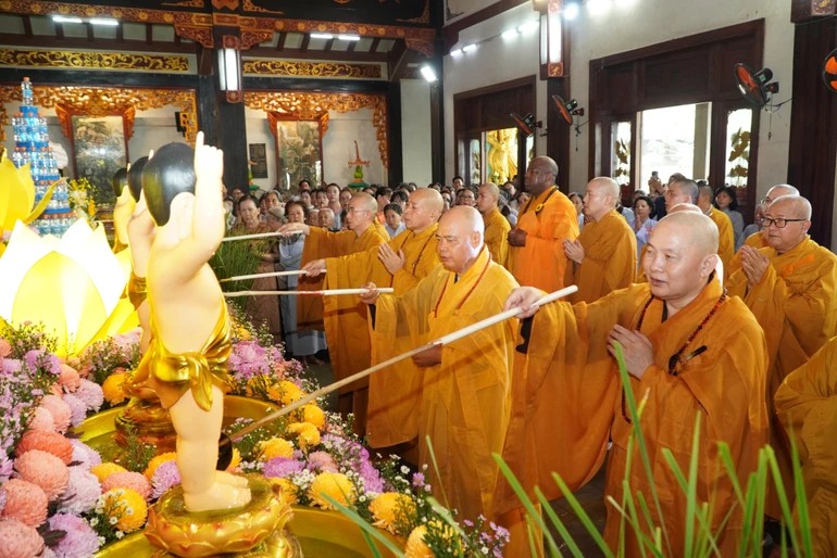 Chư tôn đức tổ đình Vĩnh Nghiêm thực hiện nghi thức Tắm Phật ngày 24/5/2026. (Ảnh: Báo Giác Ngộ) Chư tôn đức tổ đình Vĩnh Nghiêm thực hiện nghi thức Tắm Phật ngày 24/5/2026. (Ảnh: Báo Giác Ngộ)
