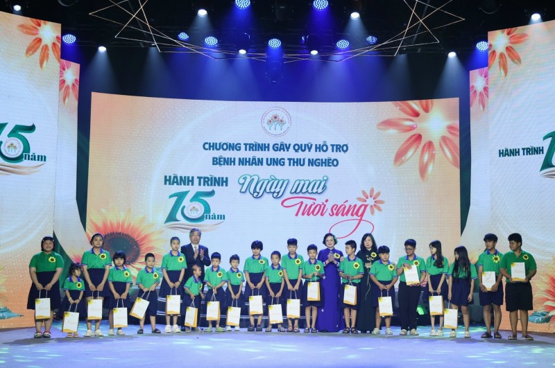 Gần 2.240 tỷ đồng ủng hộ Quỹ hỗ trợ bệnh nhân ung thư nghèo