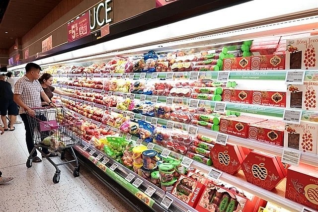 Customers shop for fruits at Japan's AEON Van Giang General Merchandise Store. Photo: VNA/VNS.