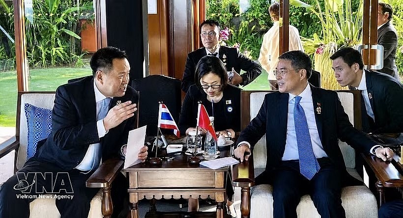 Vietnamese Prime Minister Le Minh Hung (R) meets with Thai Prime Minister Anutin Charnvirakul on May 8 as part of his trip to attend the 48th ASEAN Summit in Cebu, the Philippines. (Photo: VNA)