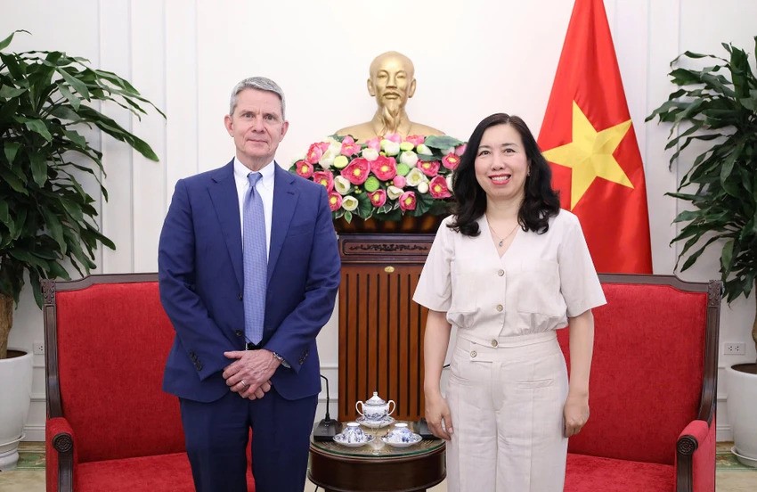 Thứ trưởng Bộ Ngoại giao Lê Thị Thu Hằng và ông Phil Nelson, Phó Chủ tịch điều hành Hãng truyền hình CNN (Hoa Kỳ). (Ảnh: Bộ Ngoại giao) Thứ trưởng Bộ Ngoại giao Lê Thị Thu Hằng và ông Phil Nelson, Phó Chủ tịch điều hành Hãng truyền hình CNN (Hoa Kỳ). (Ảnh: Bộ Ngoại giao)
