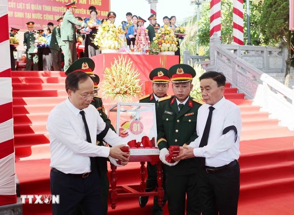 Thường trực Ban Bí thư dự Lễ truy điệu, an táng hài cốt liệt sỹ tại tỉnh Hà Tĩnh Thường trực Ban Bí thư dự Lễ truy điệu, an táng hài cốt liệt sỹ tại tỉnh Hà Tĩnh