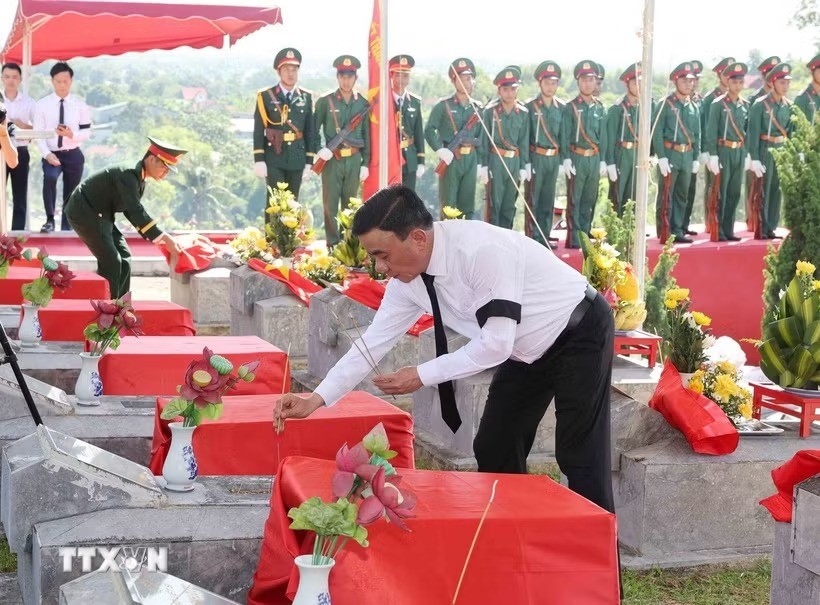 Thường trực Ban Bí thư dự Lễ truy điệu, an táng hài cốt liệt sỹ tại tỉnh Hà Tĩnh Thường trực Ban Bí thư dự Lễ truy điệu, an táng hài cốt liệt sỹ tại tỉnh Hà Tĩnh
