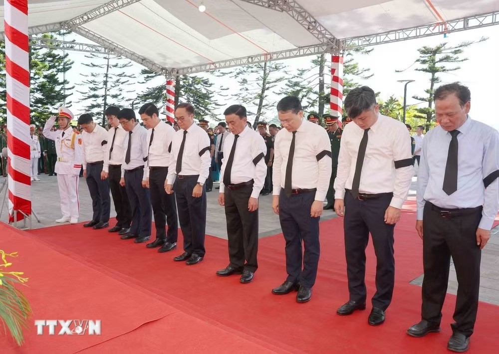Thường trực Ban Bí thư dự Lễ truy điệu, an táng hài cốt liệt sỹ tại tỉnh Hà Tĩnh Thường trực Ban Bí thư dự Lễ truy điệu, an táng hài cốt liệt sỹ tại tỉnh Hà Tĩnh