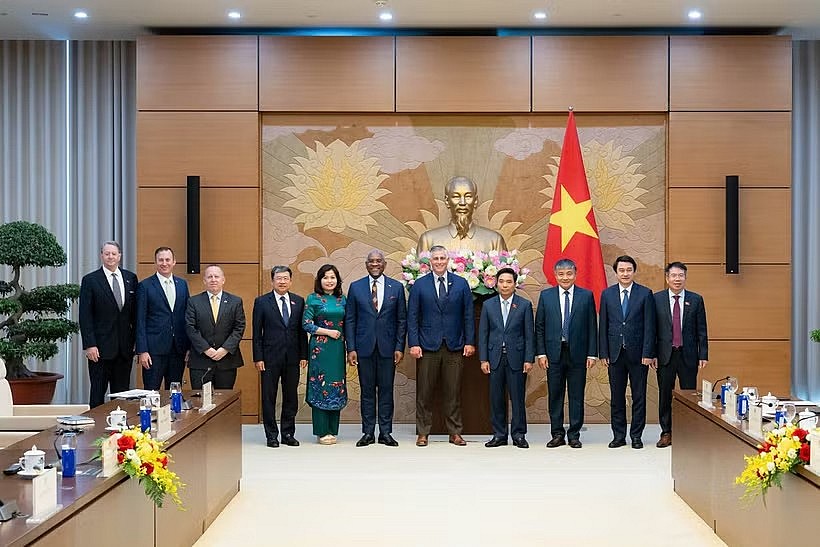 NA Vice Chairman Nguyen Doan Anh (fourth from right), Vietnamese officials and the delegation of US Congress members at the meeting in Hanoi on May 26 (Photo: daibieunhandan.vn) NA Vice Chairman Nguyen Doan Anh (fourth from right), Vietnamese officials and the delegation of US Congress members at the meeting in Hanoi on May 26 (Photo: daibieunhandan.vn)