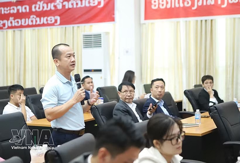 A Vietnamese business representative in Laos raises opinions at the forum. (Photo: VNA) A Vietnamese business representative in Laos raises opinions at the forum. (Photo: VNA)