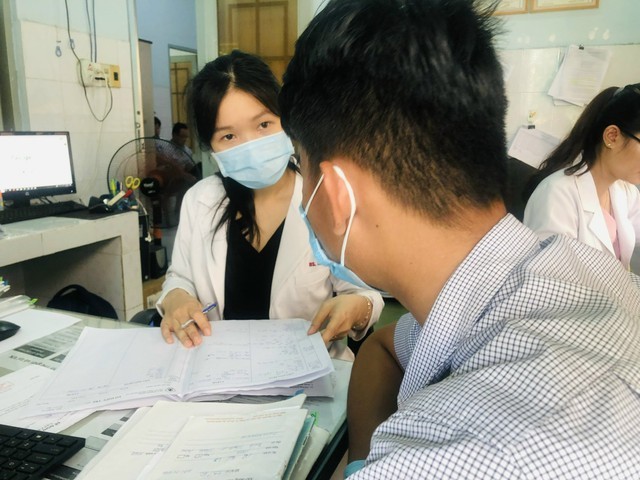 Tư vấn điều trị HIV cho bệnh nhân. (Ảnh: KT)