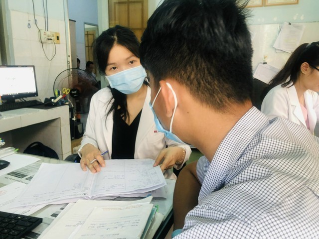 Providing HIV treatment counseling for patients. (Photo: KT)