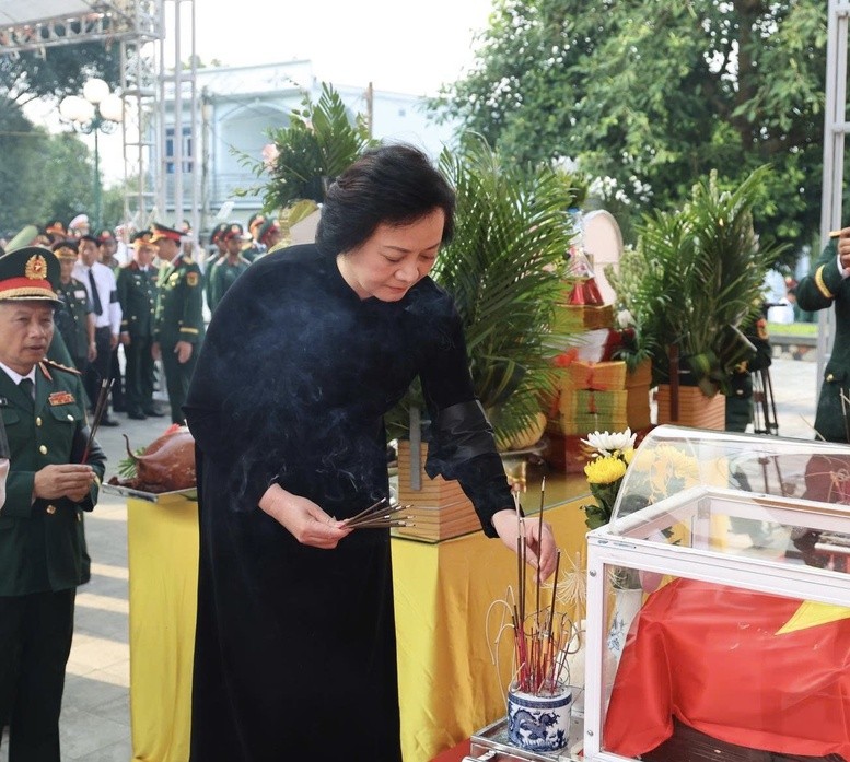 "Chiến dịch 500 ngày đêm" tiếp tục hành trình đưa các liệt sĩ trở về với đất mẹ "Chiến dịch 500 ngày đêm" tiếp tục hành trình đưa các liệt sĩ trở về với đất mẹ