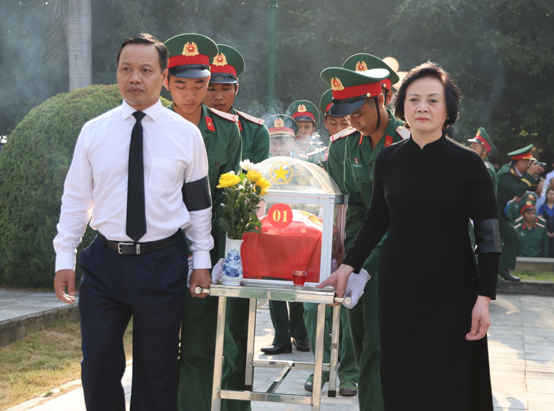 "Chiến dịch 500 ngày đêm" tiếp tục hành trình đưa các liệt sĩ trở về với đất mẹ "Chiến dịch 500 ngày đêm" tiếp tục hành trình đưa các liệt sĩ trở về với đất mẹ