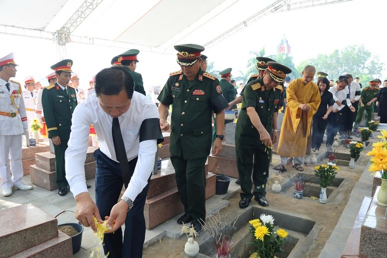 "Chiến dịch 500 ngày đêm" tiếp tục hành trình đưa các liệt sĩ trở về với đất mẹ "Chiến dịch 500 ngày đêm" tiếp tục hành trình đưa các liệt sĩ trở về với đất mẹ