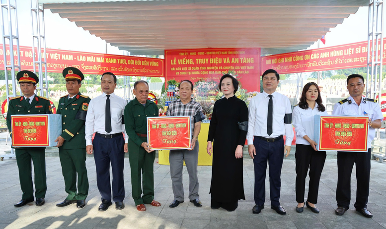 "Chiến dịch 500 ngày đêm" tiếp tục hành trình đưa các liệt sĩ trở về với đất mẹ "Chiến dịch 500 ngày đêm" tiếp tục hành trình đưa các liệt sĩ trở về với đất mẹ