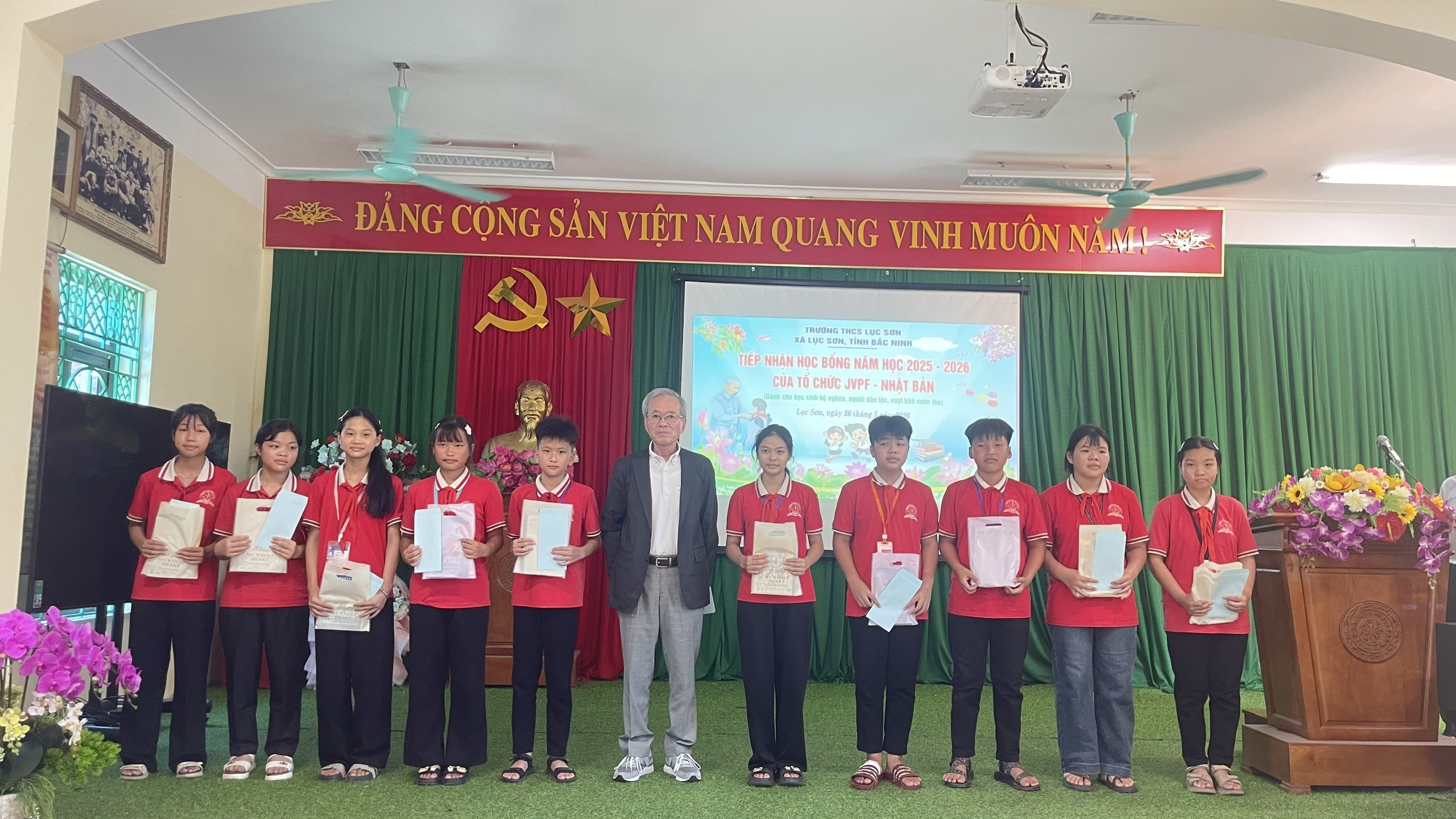 Kawaji Takashi và các thành viên trong Đoàn trao học bổng cho học sinh có hoàn cảnh khó khăn là người dân tộc thiểu số của Trường THCS Lục Sơn, xã Lục Sơn, tỉnh  Bắc Ninh