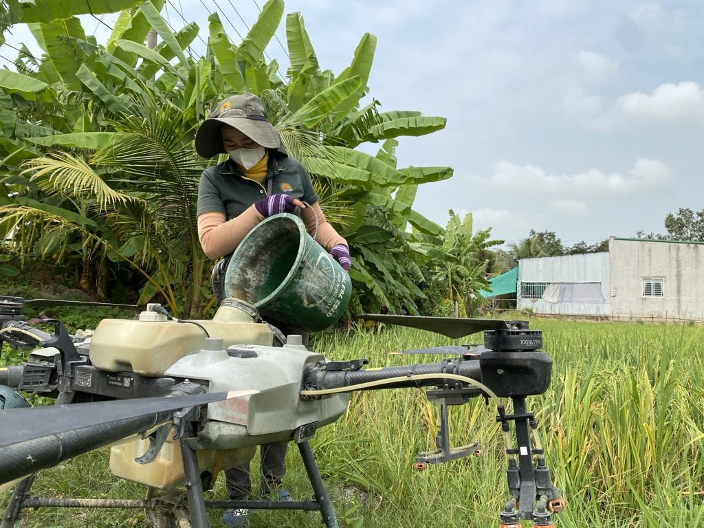 Nông dân tại tỉnh Đồng Tháp dùng máy bay không người lái (Drone) để chăm sóc ruộng lúa - Ảnh: VGP/Đỗ Hương Nông dân tại tỉnh Đồng Tháp dùng máy bay không người lái (Drone) để chăm sóc ruộng lúa - Ảnh: VGP/Đỗ Hương