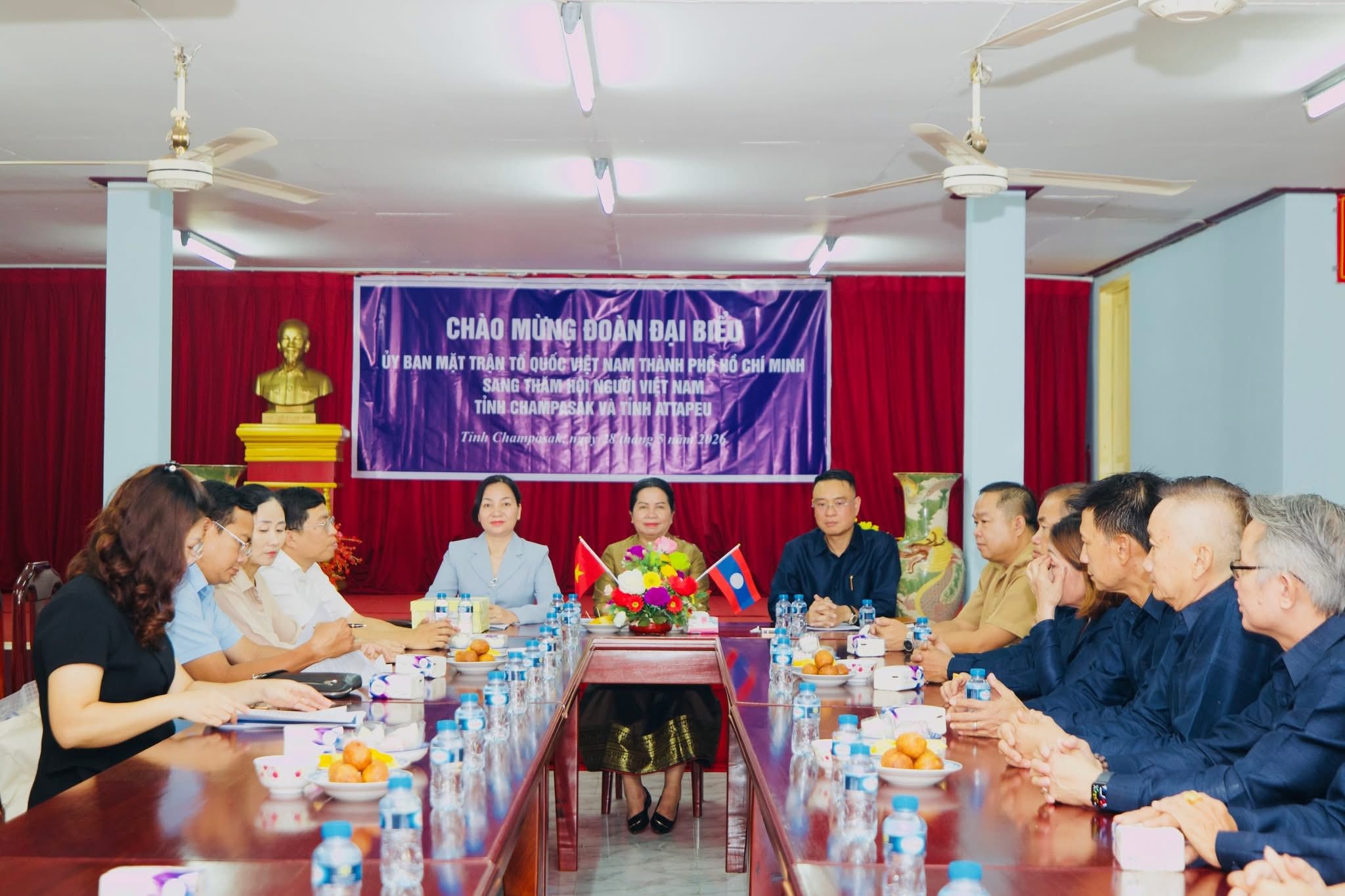 Trao 100 phần quà cho kiều bào, người dân có hoàn cảnh khó khăn tại tỉnh Champasak (Lào) Trao 100 phần quà cho kiều bào, người dân có hoàn cảnh khó khăn tại tỉnh Champasak (Lào)