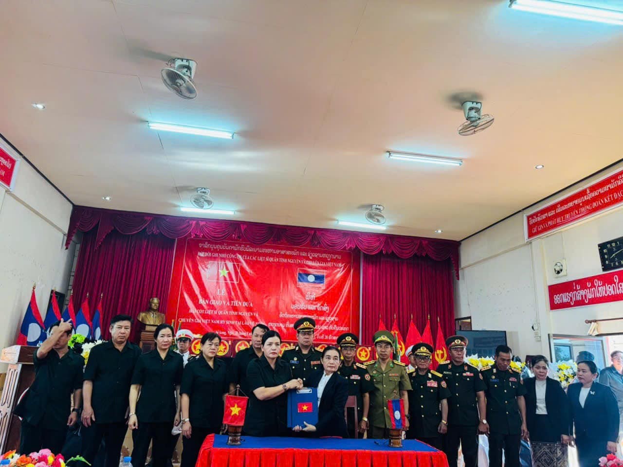 Đưa hài cốt liệt sỹ hy sinh ở Lào về Việt Nam Đưa hài cốt liệt sỹ hy sinh ở Lào về Việt Nam