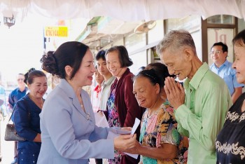 Trao 100 phần quà cho kiều bào, người dân có hoàn cảnh khó khăn tại tỉnh Champasak (Lào)