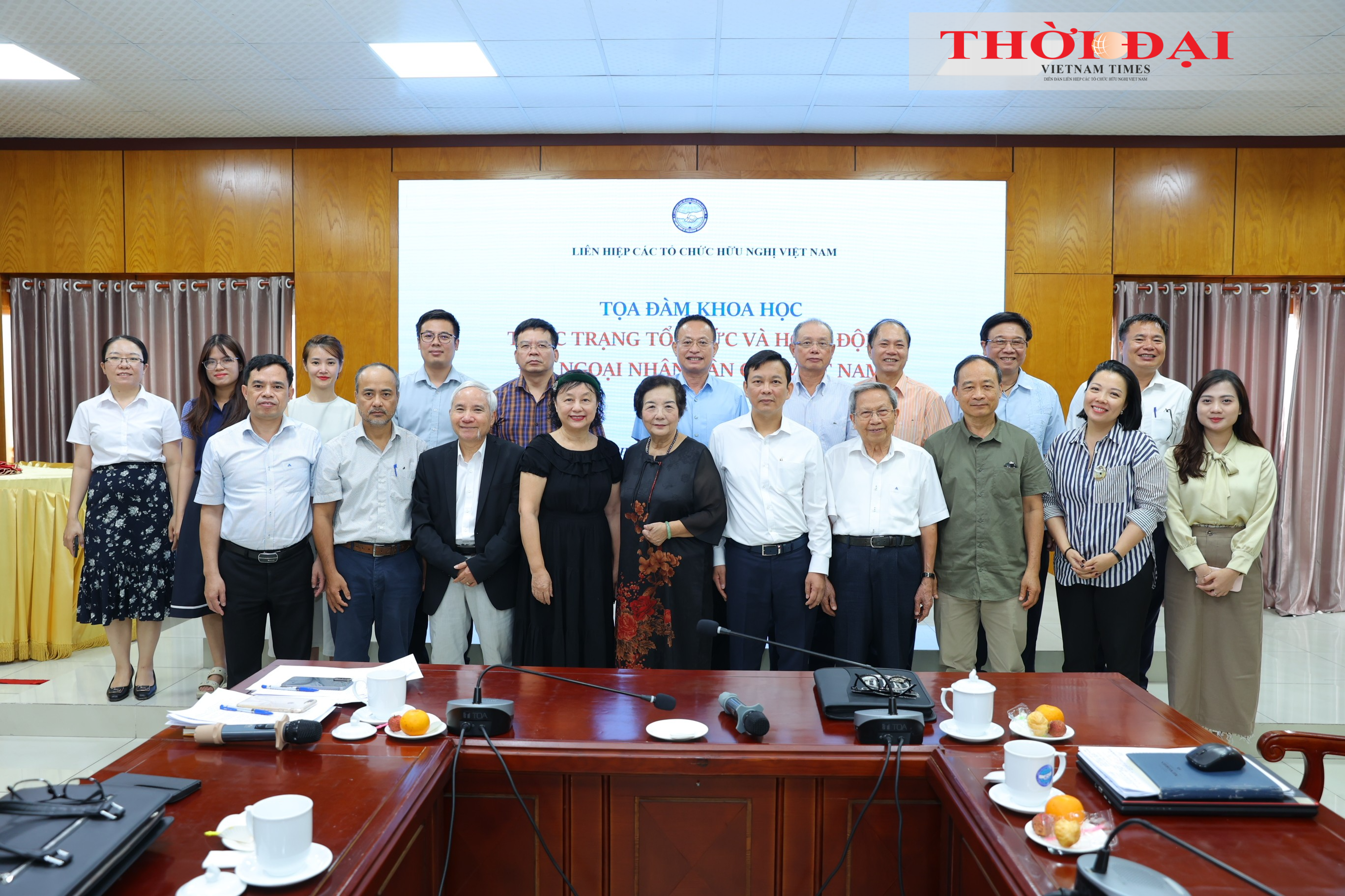 Các đại biểu tham dự tọa đàm chụp ảnh lưu niệm. (Ảnh: Đinh Hòa) Các đại biểu tham dự tọa đàm chụp ảnh lưu niệm. (Ảnh: Đinh Hòa)