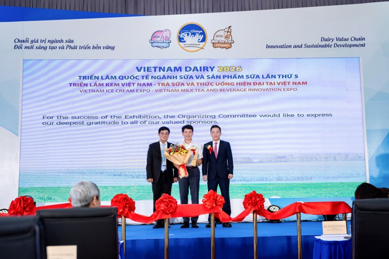 (Ảnh 5A hoặc Ảnh 5B) Ông Phạm Tuyên – Giám đốc chi nhánh Vinamilk Hà Nội (áo trắng) – nhận hoa và kỷ niệm chương của Ban tổ chức (Ảnh: Duy Cường). (Ảnh 5A hoặc Ảnh 5B) Ông Phạm Tuyên – Giám đốc chi nhánh Vinamilk Hà Nội (áo trắng) – nhận hoa và kỷ niệm chương của Ban tổ chức (Ảnh: Duy Cường).