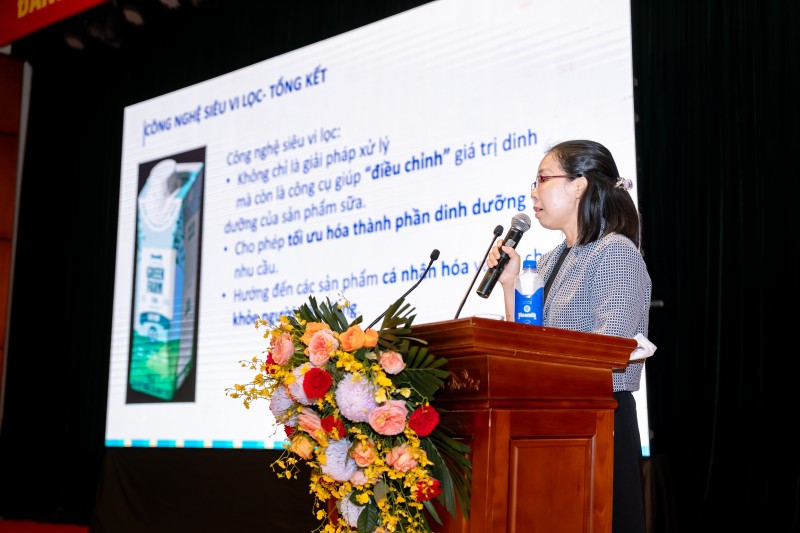 (hoặc Ảnh 7B): Bà Bùi Thị Thu Hoài – Giám đốc Nghiên cứu và Phát triển sản phẩm Vinamilk chia sẻ về những đột phá trong công nghệ sản xuất và đóng gói sữa (Ảnh: Duy Cường). (hoặc Ảnh 7B): Bà Bùi Thị Thu Hoài – Giám đốc Nghiên cứu và Phát triển sản phẩm Vinamilk chia sẻ về những đột phá trong công nghệ sản xuất và đóng gói sữa (Ảnh: Duy Cường).