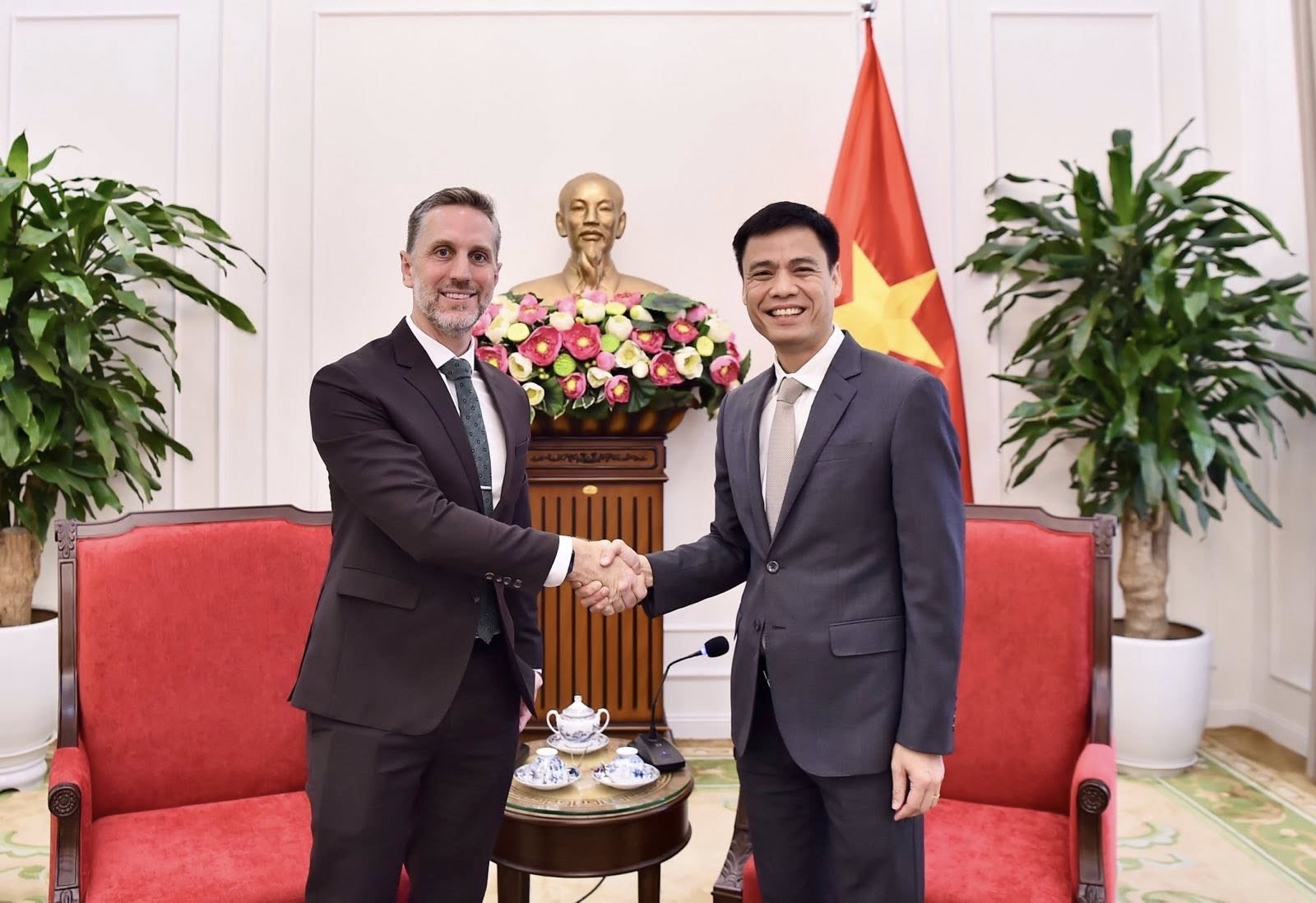 Thứ trưởng Ngoại giao Đặng Hoàng Giang (bên phải) và ông Matt Jackson, Trưởng đại diện Quỹ Dân số Liên hợp quốc tại Việt Nam (UNFPA). (Ảnh: Bộ Ngoại giao) Thứ trưởng Ngoại giao Đặng Hoàng Giang (bên phải) và ông Matt Jackson, Trưởng đại diện Quỹ Dân số Liên hợp quốc tại Việt Nam (UNFPA). (Ảnh: Bộ Ngoại giao)