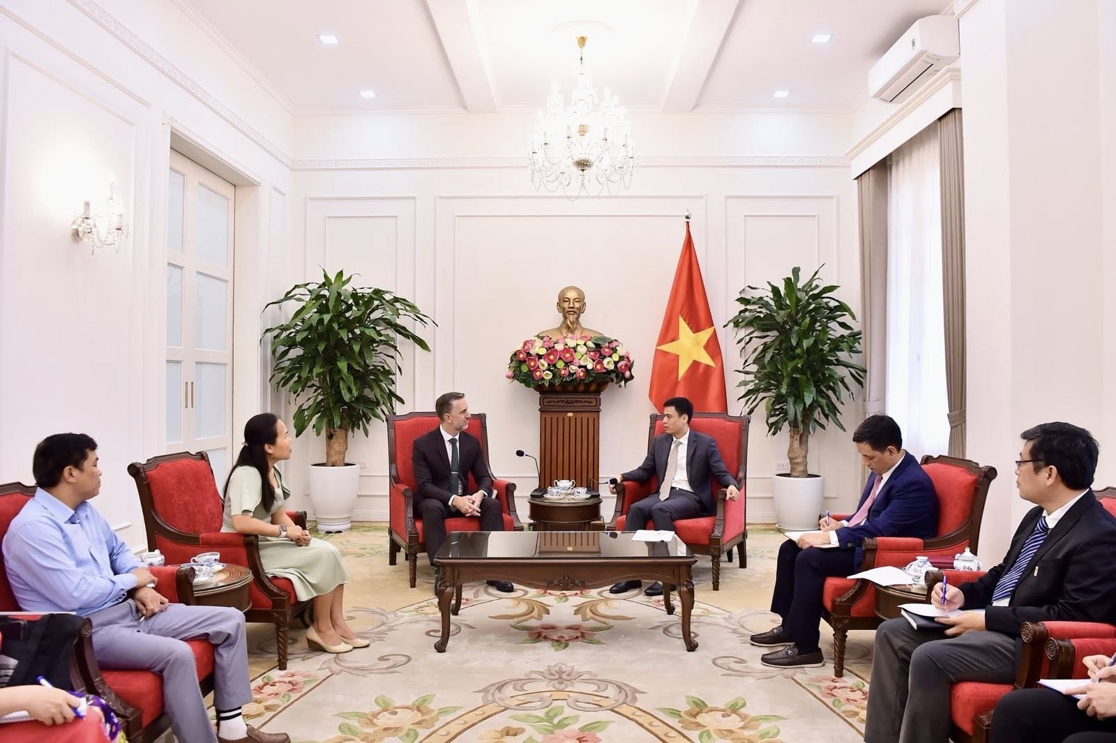 Thứ trưởng Ngoại giao Đặng Hoàng Giang đã tiếp và làm việc với ông Matt Jackson, Trưởng đại diện Quỹ Dân số Liên hợp quốc tại Việt Nam (UNFPA) Thứ trưởng Ngoại giao Đặng Hoàng Giang đã tiếp và làm việc với ông Matt Jackson, Trưởng đại diện Quỹ Dân số Liên hợp quốc tại Việt Nam (UNFPA)