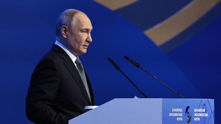 Tổng thống Nga Vladimir Putin phát biểu tại Diễn đàn Kinh tế Á - Âu ở Astana, Kazakhstan - Ảnh: Điện Kremlin Tổng thống Nga Vladimir Putin phát biểu tại Diễn đàn Kinh tế Á - Âu ở Astana, Kazakhstan - Ảnh: Điện Kremlin