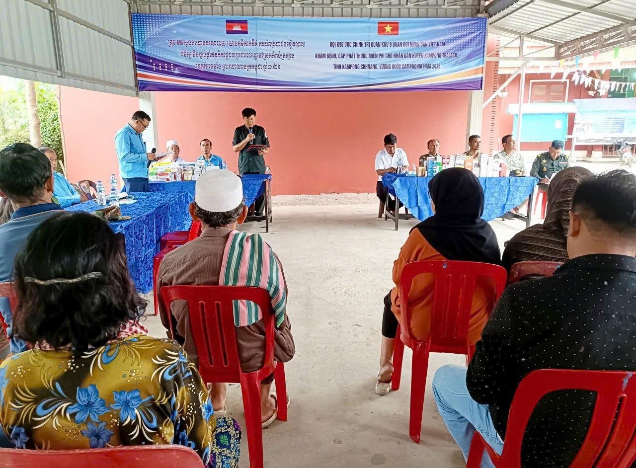 Khám bệnh, cấp thuốc miễn phí cho người dân 2 xã Chhuk Sar và Ta Ches (Campuchia)