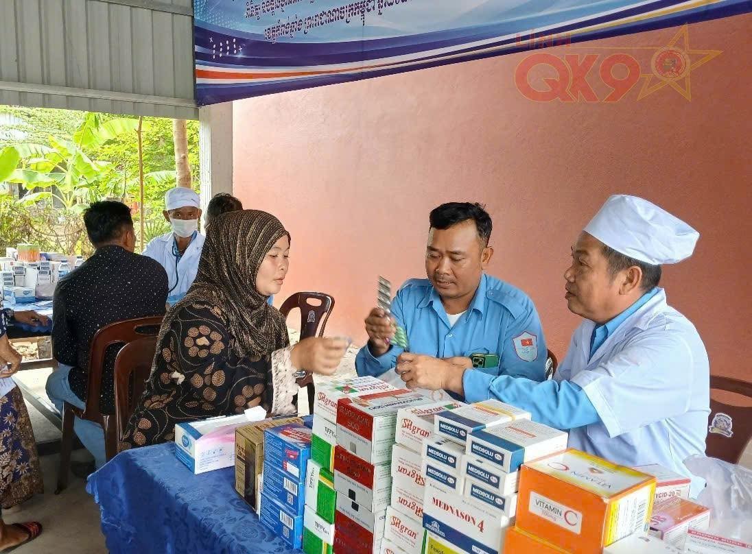 Khám bệnh, cấp thuốc miễn phí cho người dân 2 xã Chhuk Sar và Ta Ches (Campuchia)