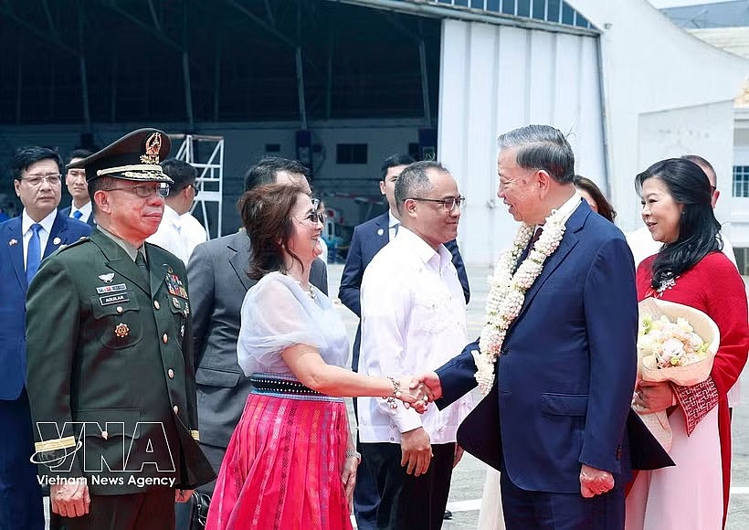 Party General Secretary and State President To Lam and his spouse Ngo Phuong Ly are welcomed at Villamor Airbase on May 31 afternoon. (Photo: VNA) Party General Secretary and State President To Lam and his spouse Ngo Phuong Ly are welcomed at Villamor Airbase on May 31 afternoon. (Photo: VNA)