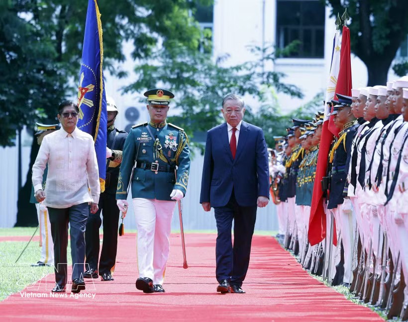 General Secretary of the Communist Party of Vietnam Central Committee and State President To Lam (right) and Philippine President Ferdinand Romualdez Marcos Jr. review the guard of honour during the official welcome ceremony for the Vietnamese leader in Manila on June 1, 2026. (Photo: VNA) General Secretary of the Communist Party of Vietnam Central Committee and State President To Lam (right) and Philippine President Ferdinand Romualdez Marcos Jr. review the guard of honour during the official welcome ceremony for the Vietnamese leader in Manila on June 1, 2026. (Photo: VNA)