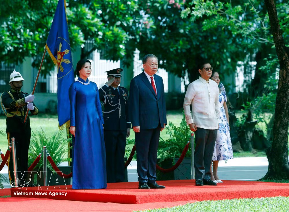 General Secretary of the Communist Party of Vietnam Central Committee and State President To Lam and his spouse, together with Philippine President Ferdinand Romualdez Marcos Jr. and his spouse, stand on the honour dais as military bands play the national anthems of Vietnam and the Philippines. (Photo: VNA) General Secretary of the Communist Party of Vietnam Central Committee and State President To Lam and his spouse, together with Philippine President Ferdinand Romualdez Marcos Jr. and his spouse, stand on the honour dais as military bands play the national anthems of Vietnam and the Philippines. (Photo: VNA)