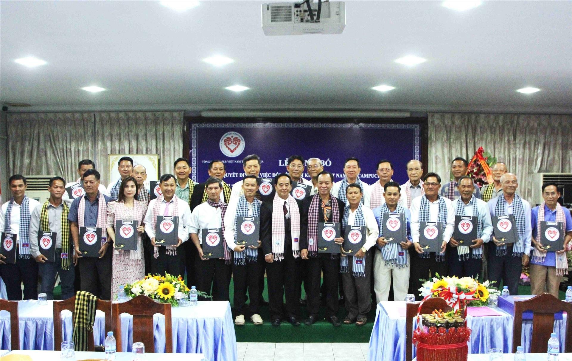Tập hợp cộng đồng người Việt thành Tổng Hội Khmer-Việt Nam tại Campuchia Tập hợp cộng đồng người Việt thành Tổng Hội Khmer-Việt Nam tại Campuchia