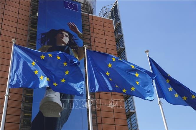 Cờ Liên minh châu Âu bên ngoài trụ sở Ủy ban châu Âu ở Brussels, Bỉ. Ảnh: THX/TTXVN Cờ Liên minh châu Âu bên ngoài trụ sở Ủy ban châu Âu ở Brussels, Bỉ. Ảnh: THX/TTXVN
