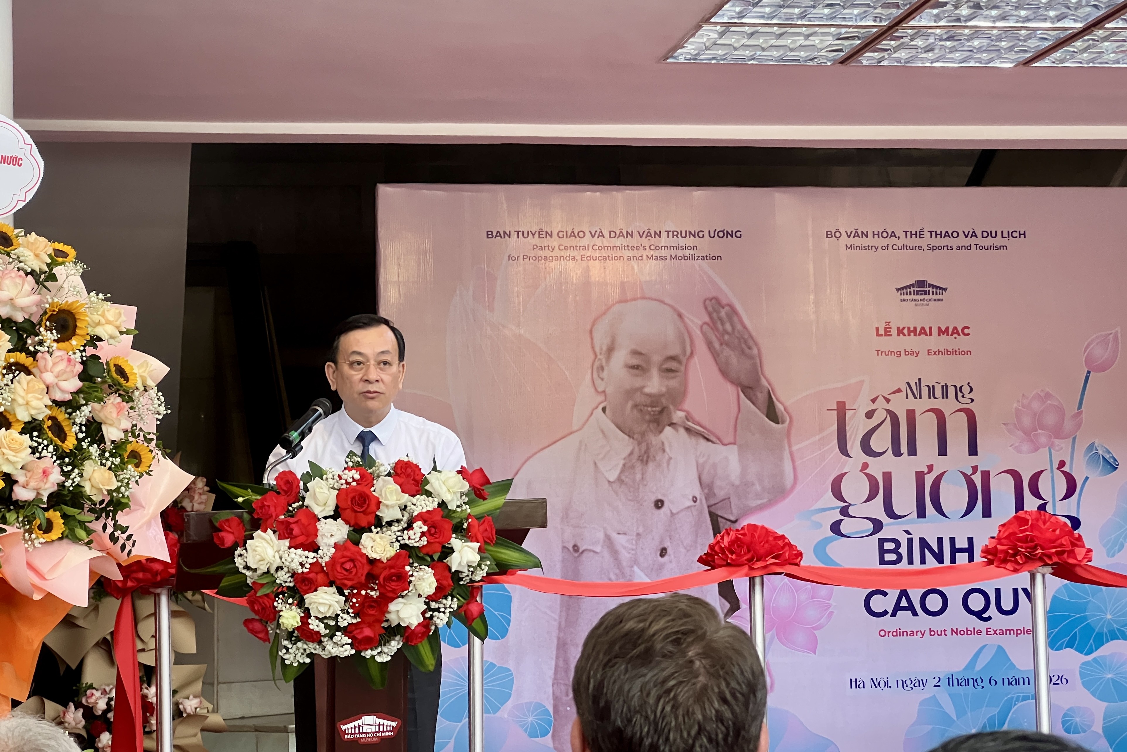 Gần 200 hình ảnh, hiện vật kể chuyện về những tấm gương điển hình học và làm theo Bác
