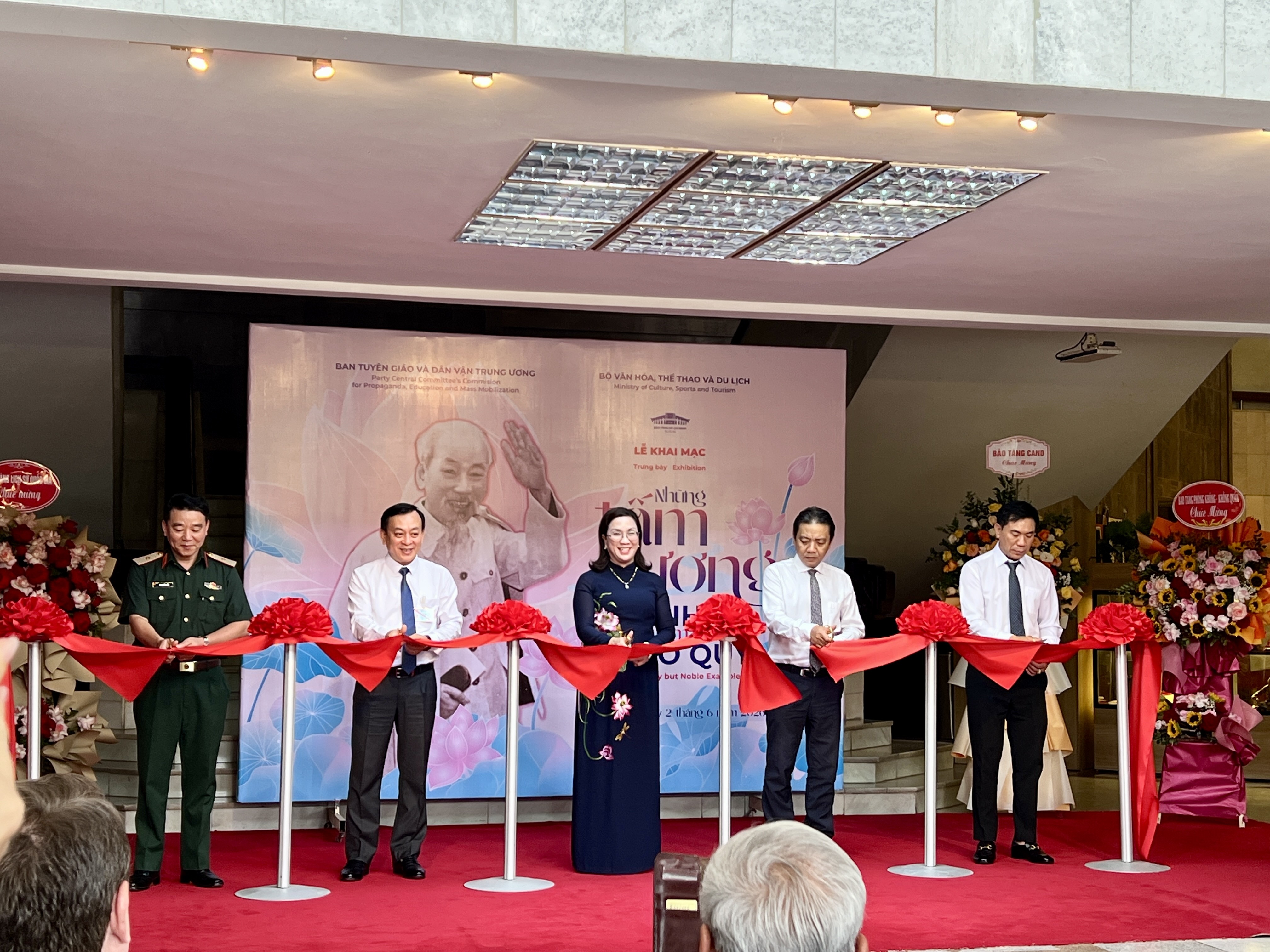 Gần 200 hình ảnh, hiện vật kể chuyện về những tấm gương điển hình học và làm theo Bác