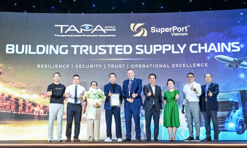 Đại diện TAPA APAC trao Chứng chỉ TAPA cấp độ A cho đại diện Việt Nam SuperPort®