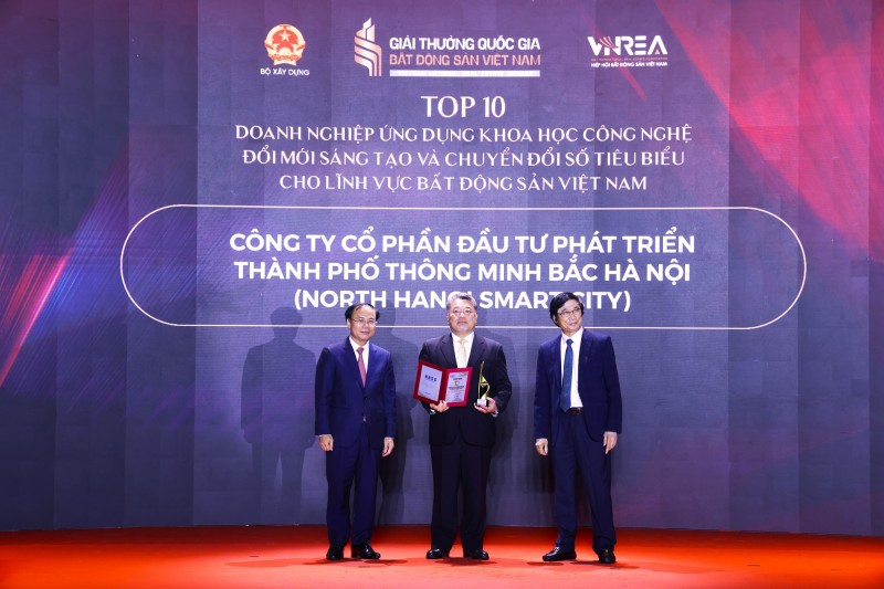  Ông Eisuke Nakanishi – Chủ tịch HĐQT Công ty CP Đầu tư Phát triển Thành phố Thông minh Bắc Hà Nội (North Hanoi Smart City) nhận Danh hiệu