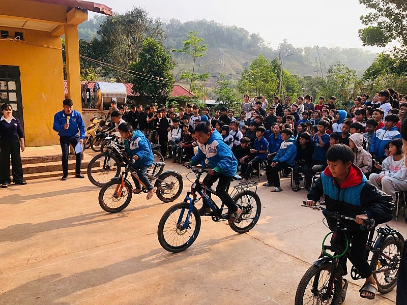 Từ những lớp học tạm ở A Pa Chải đến tỷ lệ tốt nghiệp 100%