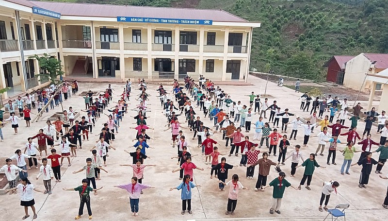Từ những lớp học tạm ở A Pa Chải đến tỷ lệ tốt nghiệp 100%